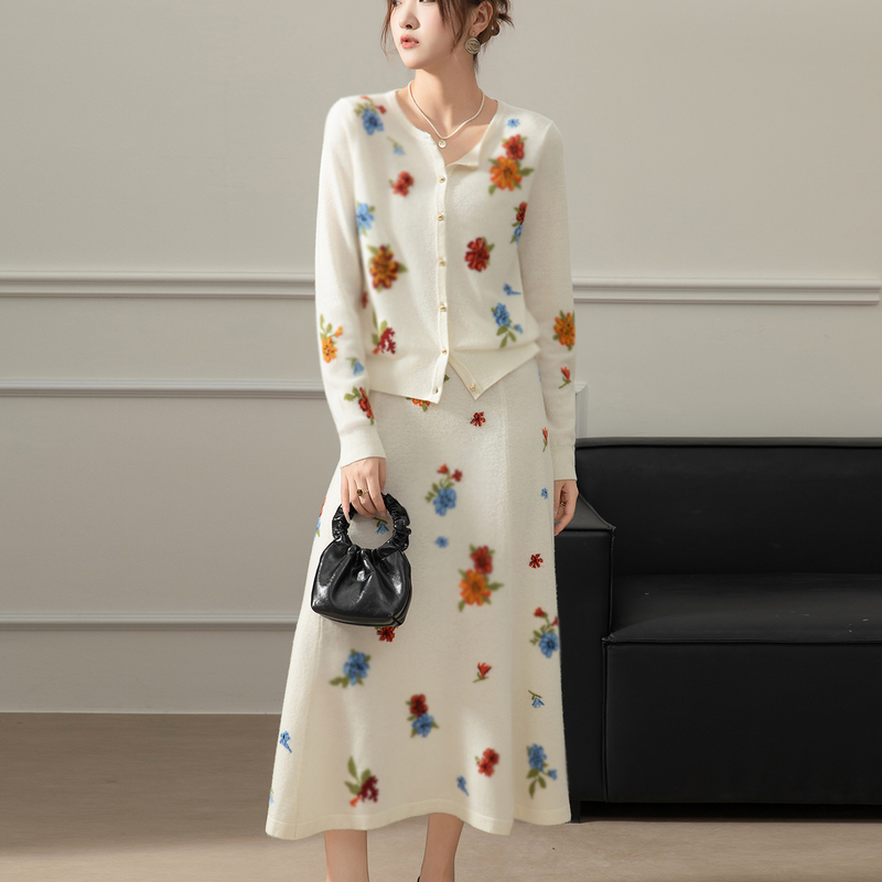 High-End Cashmere Knit Two-Piece Set 2025 New Style, Very Beautiful Early Autumn Complete Skirt Set