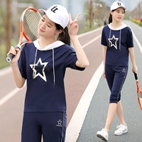 Темно-синий топ и темно-синие спортивные брюки