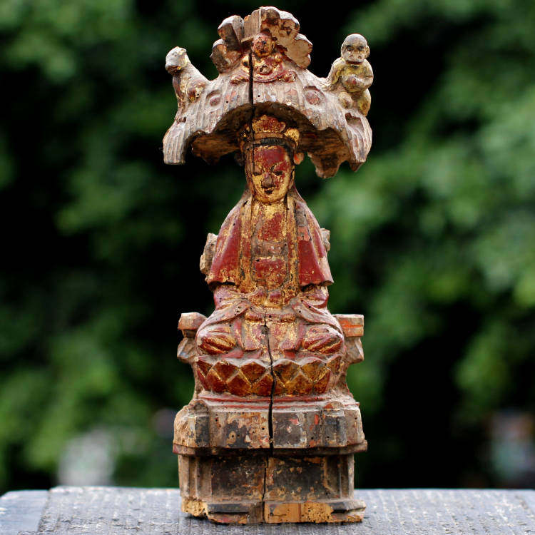 The Qing Dynasty's Golden View of the Golden View of the BodhisattBodhisattva wood sculptures to support the Compassionate Antique