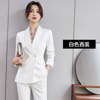 Белый лонгслив, пиджак классического кроя