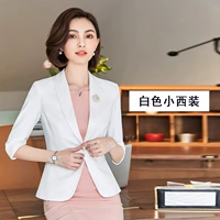 Белый пиджак классического кроя