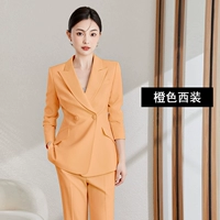 Оранжевый пиджак классического кроя, костюм