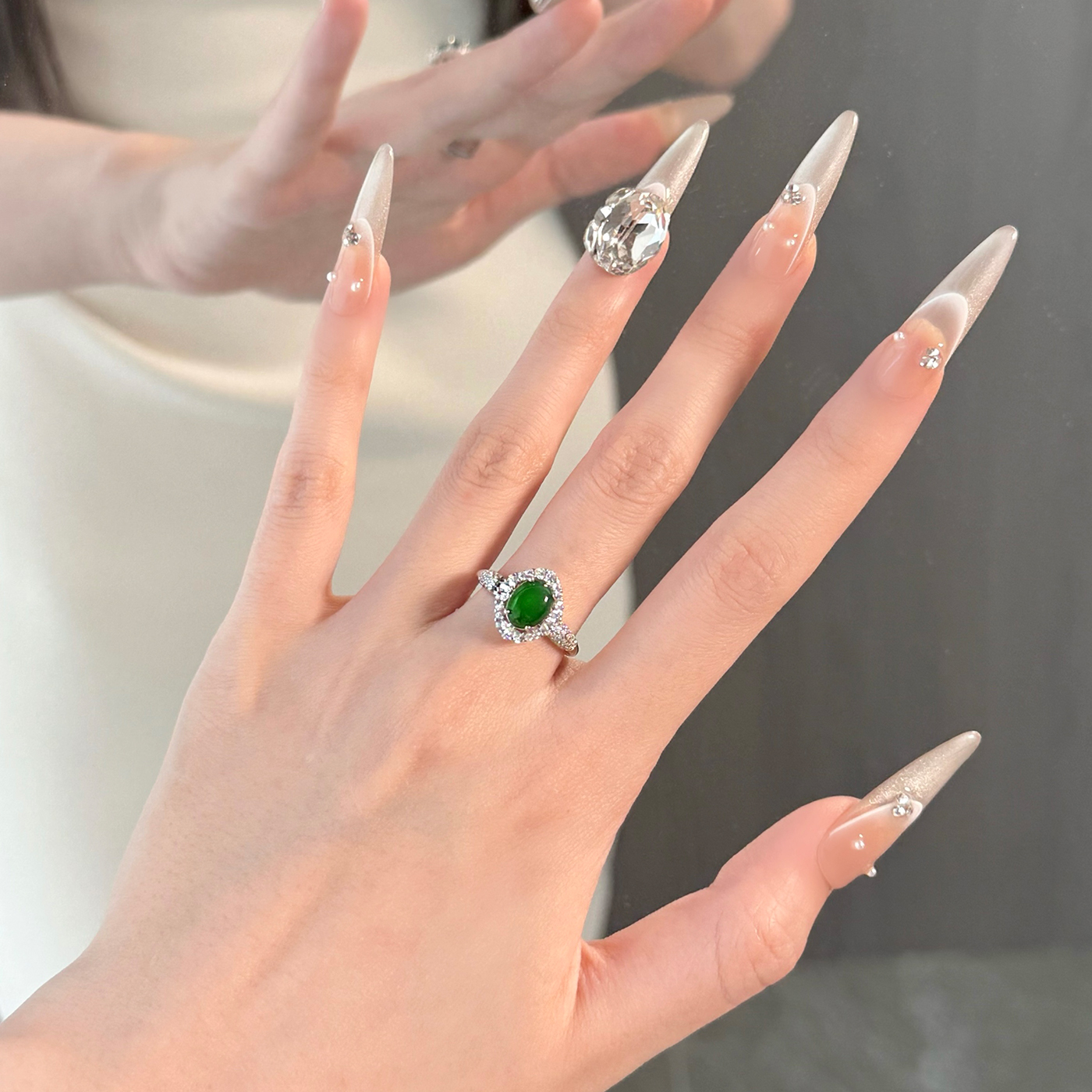 天然アイスグリーン翡翠スターリングシルバーリング、インペリアルグリーンの卵型宝石が象嵌された軽量高級リング。