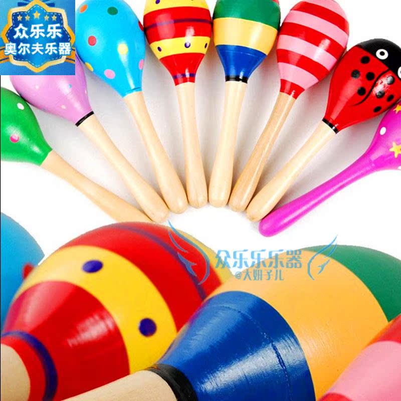 Sha búa bé 0-6 tháng tay cầm đồ chơi màu đỏ đuổi theo sau khi bé sơ sinh cầm đồ chơi rầm rộ 0-1 tuổi đồ chơi giáo dục sớm