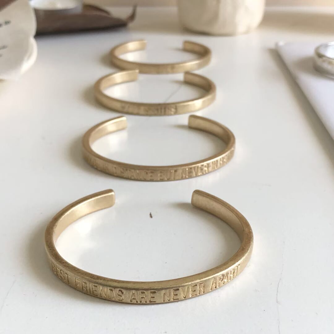 Han Dynasty Siêu chất lượng tốt tại chỗ phụ nữ thanh lịch dày kim loại mờ vàng kết cấu vòng đeo tay vòng đeo tay vòng tay nữ vàng 18k