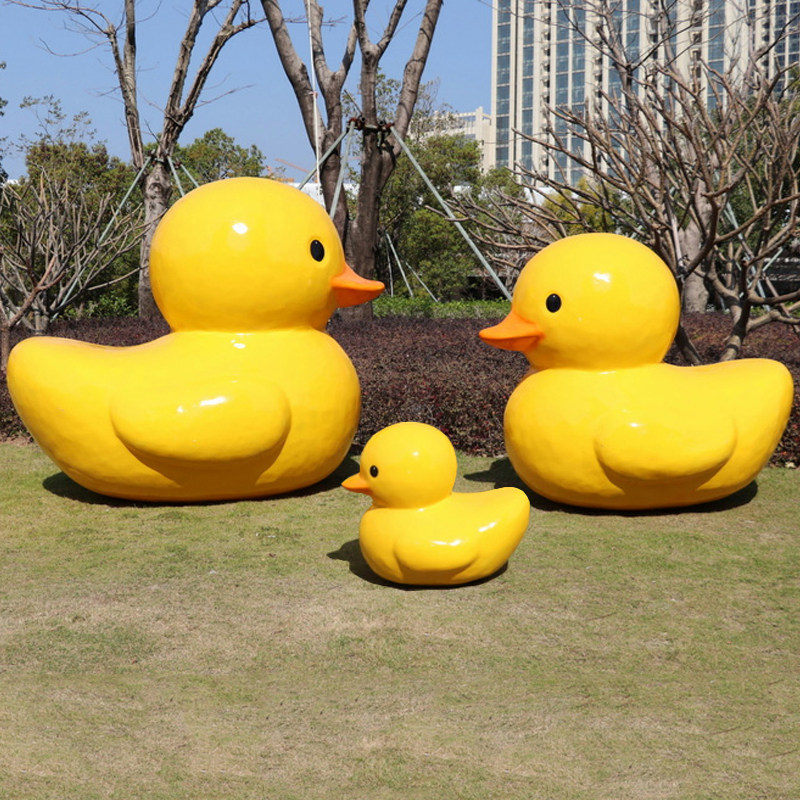 Net red punch card photo decoration decoration outdoor playground large cartoon little yellow duck park landscape sculpture sketch
