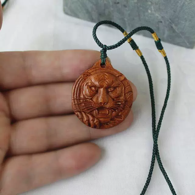 Khắc gỗ Âm từ Tiger Tiger Shengwei Mahogany Tiger mặt dây chuyền quý phái móc khóa Tiger vòng cổ Tiger Mahogany Tiger Bracelet - Vòng đeo tay Clasp