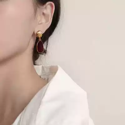 MS red earrings retro harbor style Joker Korean earrings female senior sense Net Red simple ancient style ear ornaments