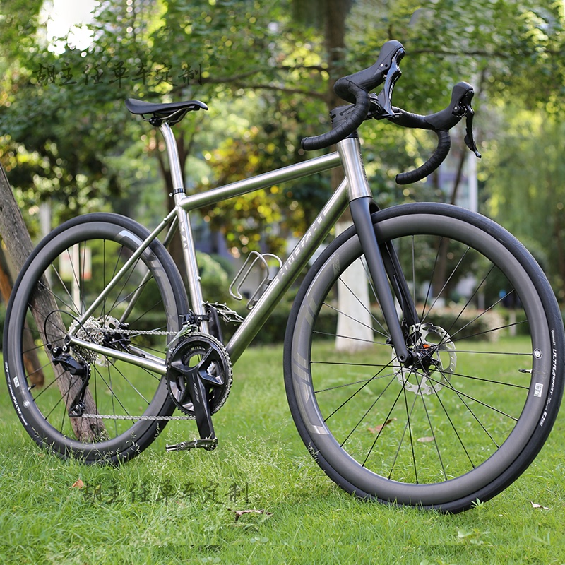 26 Models of the Hi-Light R7.3 Titanium Alloy 24-Speed Disc Brake Thru-Axle Road Bike 26 Models of the Hi-Light R7.3 Titanium Alloy 24-Speed Disc Brake Thru-Axle Road Bike