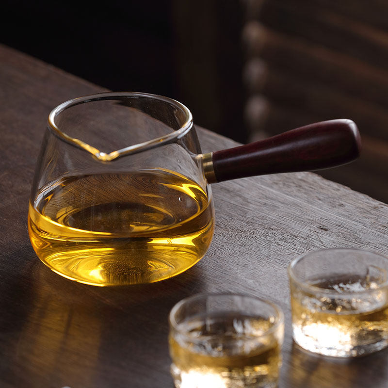 Thickened heat-resistant glass fair cup floral pear sub-tea machine side handle tea sea wood to make Gongcup Gongfu tea accessories