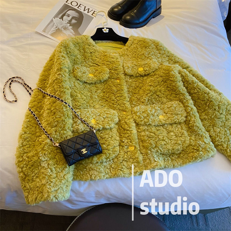 Lamb hair integrated jacket woman 2022 autumn and winter new temperament Bull Oil Fruits Green Small Fragrant Wind Plus Suede Thickened Coat Woman