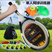 Một người chơi tennis đơn chơi tennis trợ giúp một người luyện tập tennis căng - Quần vợt