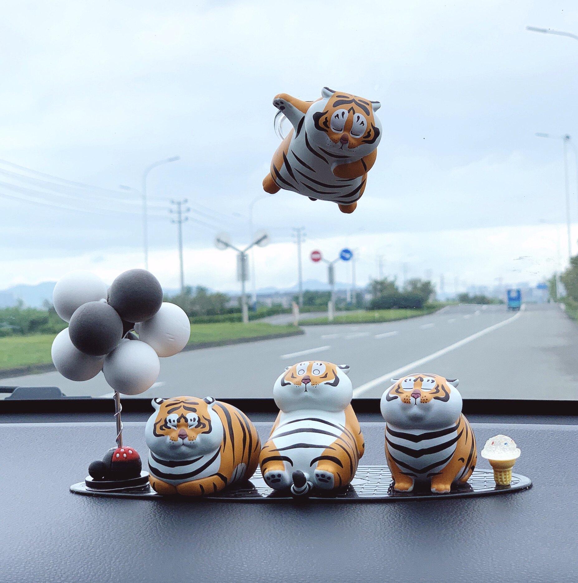 Fat Tiger On-board Swing Piece Cartoon Little Tiger Car Paparazzi Cute Creative Car Ornament Swing A Birthday Present