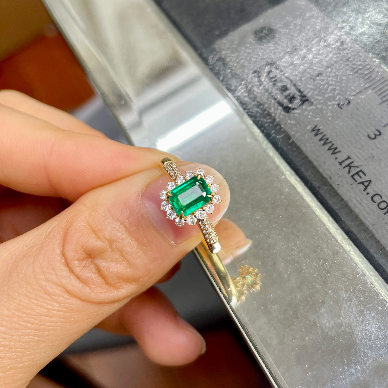 7646甜美花瓣款1.06ct◎18K金天然祖母绿戒指14.5号：💎永恒的绿