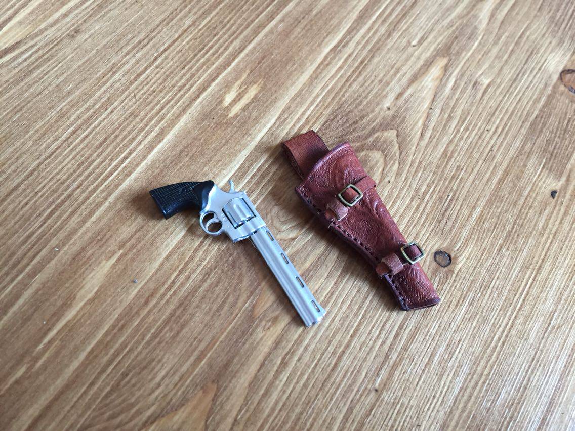 1: 6 Cowboys left wheel gun set in front of the wheel