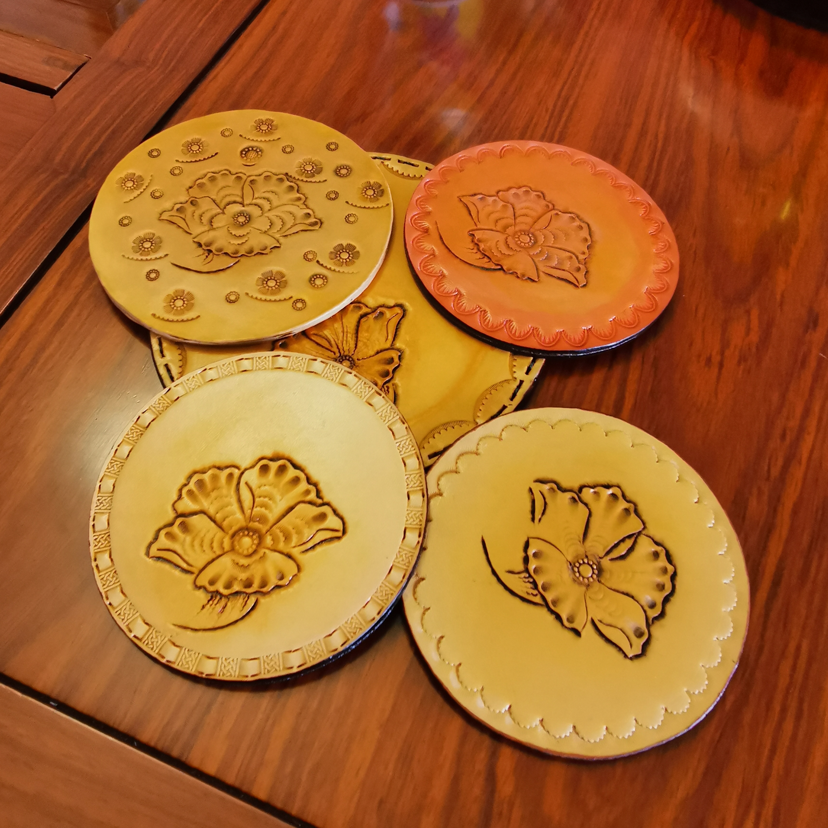 Hand engraving genuine leather table cushion leather carving technique Gift pendulum decorated double head layer of cow leather pure hand to stick to heavy work personality