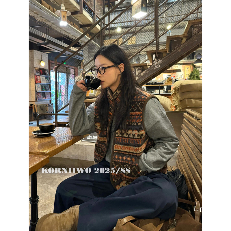 Retro Fair Isle Fleece Zip-Up Stand-Up Collar Sleeveless Vest for Women, New Autumn and Winter Design, Trendy Lamb Wool Vest Retro Fair Isle Fleece Zip-Up Stand-Up Collar Sleeveless Vest for Women, New Autumn and Winter Design, Trendy Lamb Wool Vest