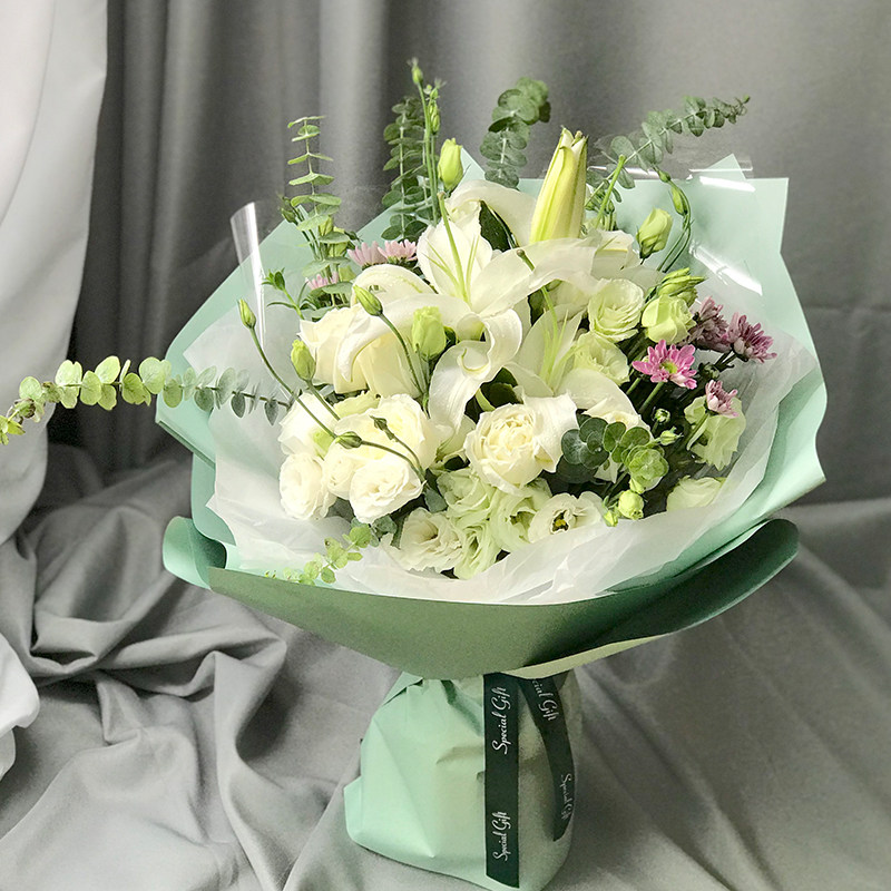 The Lily Bouquet Quad City Iron West Iron East Iron East Iron East's Tongcheng Entity Fresh Flower Shop Express Elders Birthday sent to the door