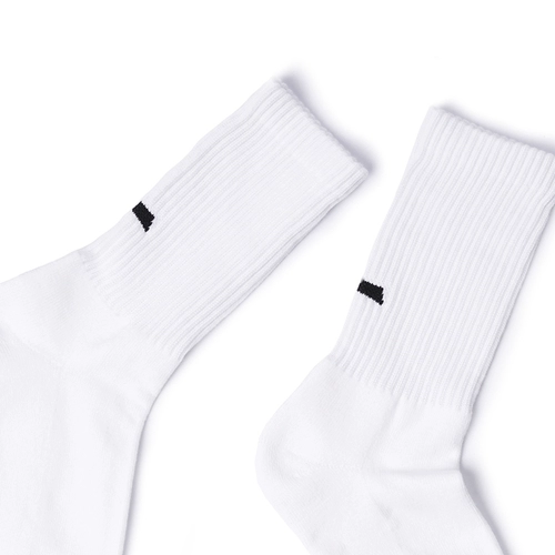 Поднимите с полотенца белые/черные мелкие чулки