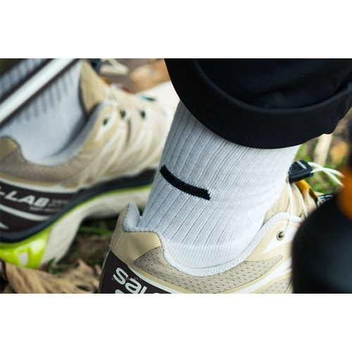 Поднимите с полотенца белые/черные мелкие чулки