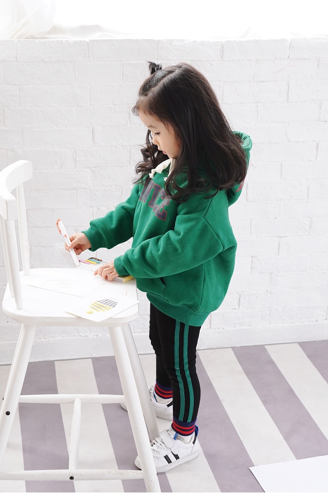 Áo gia đình cho trẻ em áo len mùa đông phiên bản Hàn Quốc của áo trùm đầu bằng vải cotton chữ thường in lông cừu trang trí nhà dày váy trễ vai mẹ và bé