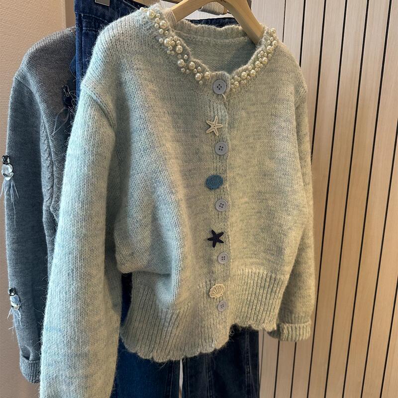 Light Blue Round-Neck Cardigan with Rhinestone Design, Cashmere Knit, Women's 2026 Autumn/Winter Heavy-Duty Sweater with Ocean Shell Buttons Light Blue Round-Neck Cardigan with Rhinestone Design, Cashmere Knit, Women's 2026 Autumn/Winter Heavy-Duty Sweater with Ocean Shell Buttons