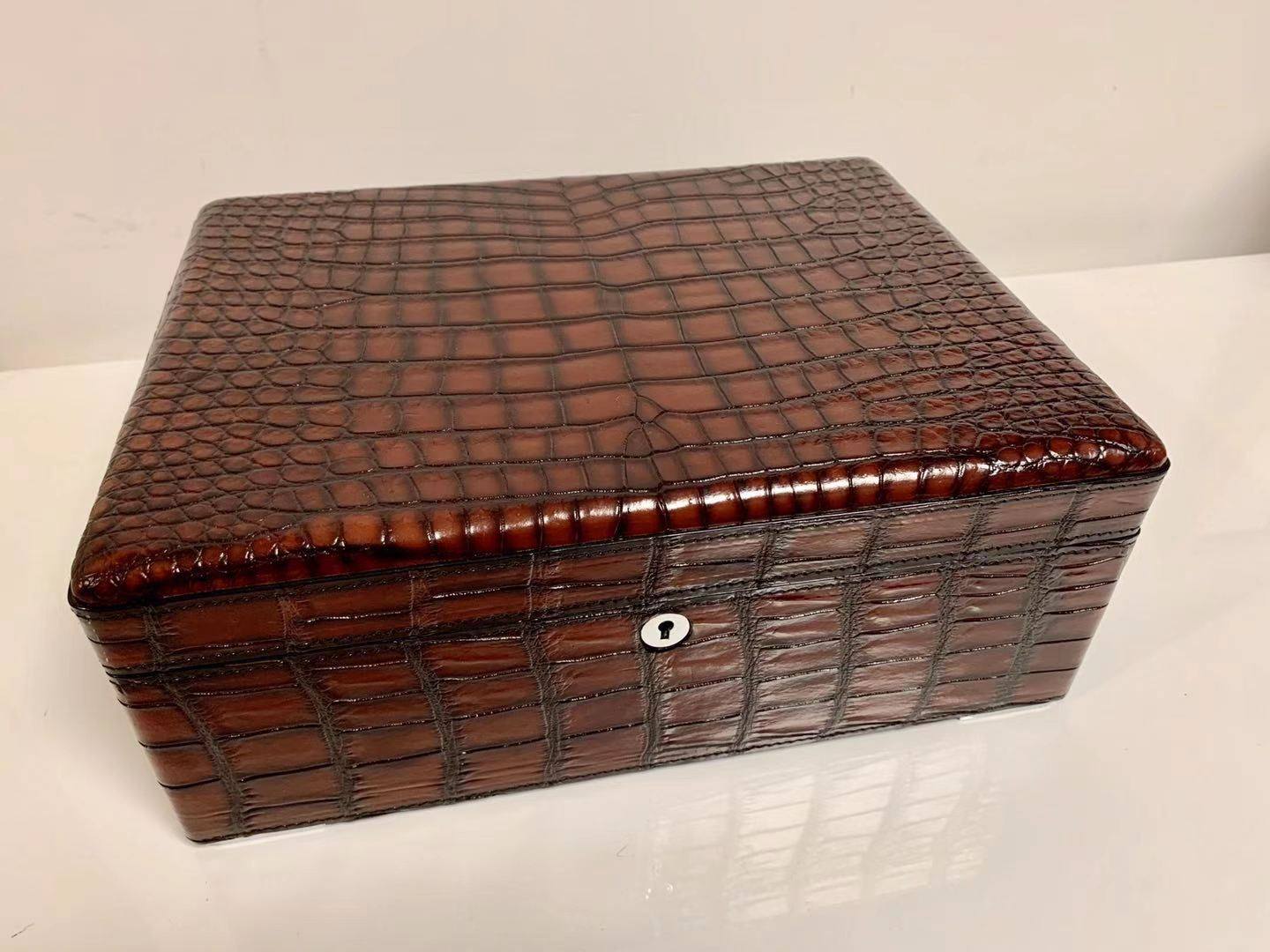 New crocodile leather cigar box wooden rubbing color large-capacity moisturizing box cedar wood humidifying business men's gift