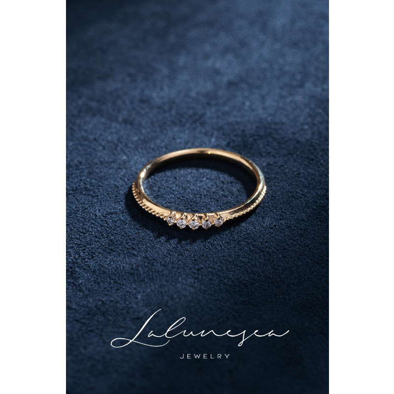 The moon is the sea Christmas ceremony 18K gold five diamonds small square luxury retro elegant niche custom diamond ring