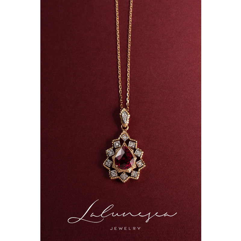 The moon is the sea butterfly lady 18K gold diamond retro minority rupee to red treasure tourmaline pendant necklace