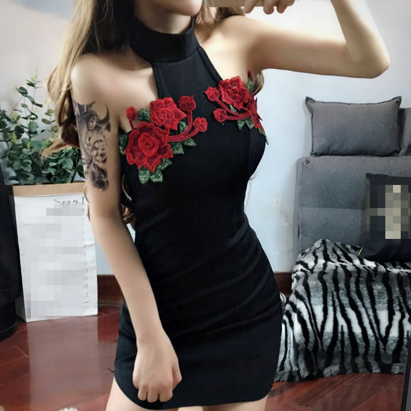 Cánh đồng đêm nữ 2018 khí chất mùa hè mới mở lưng ngã ba treo cổ thêu váy tròn cổ túi hông đầm khoét eo