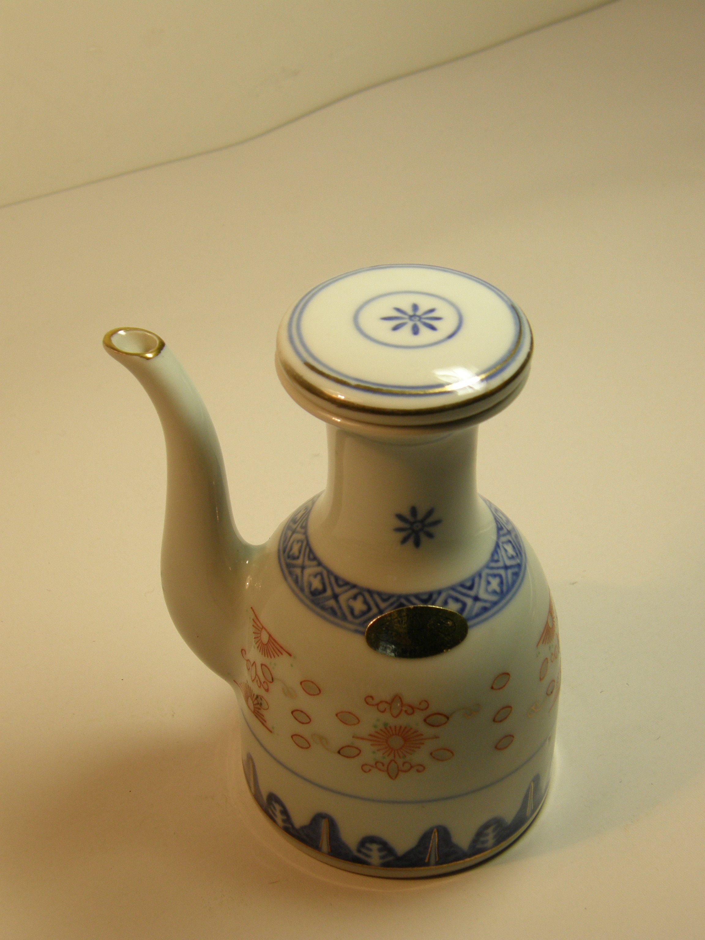 Original product of Jingdezhen Guangming Porcelain Factory Playing jade brand blue and white exquisite with color and gold inlaid small seasoning pot Mitong Porcelain