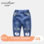 Qi Qixiong 0-3 tuổi bé trai quần jeans mùa thu quần bé mới hoạt hình gấu vá vải thêu quần âu - Quần jean quan ao babi