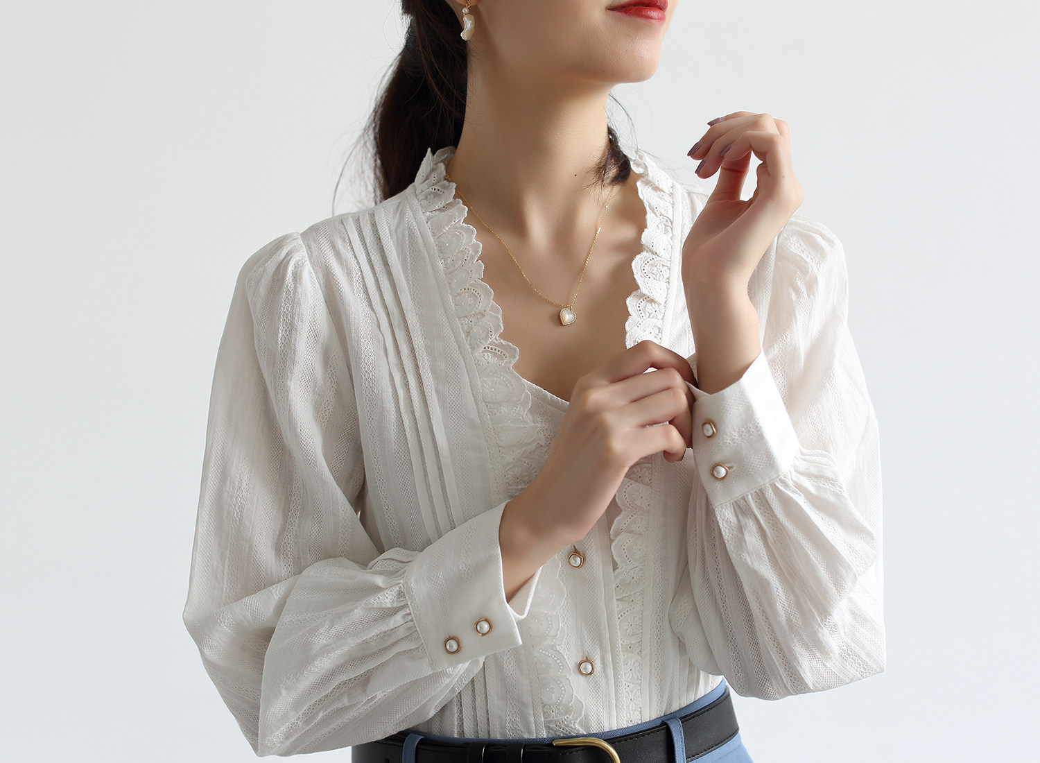 SEEK AUTUMN French retro V-neck design niche white shirt women's pearl button spring top