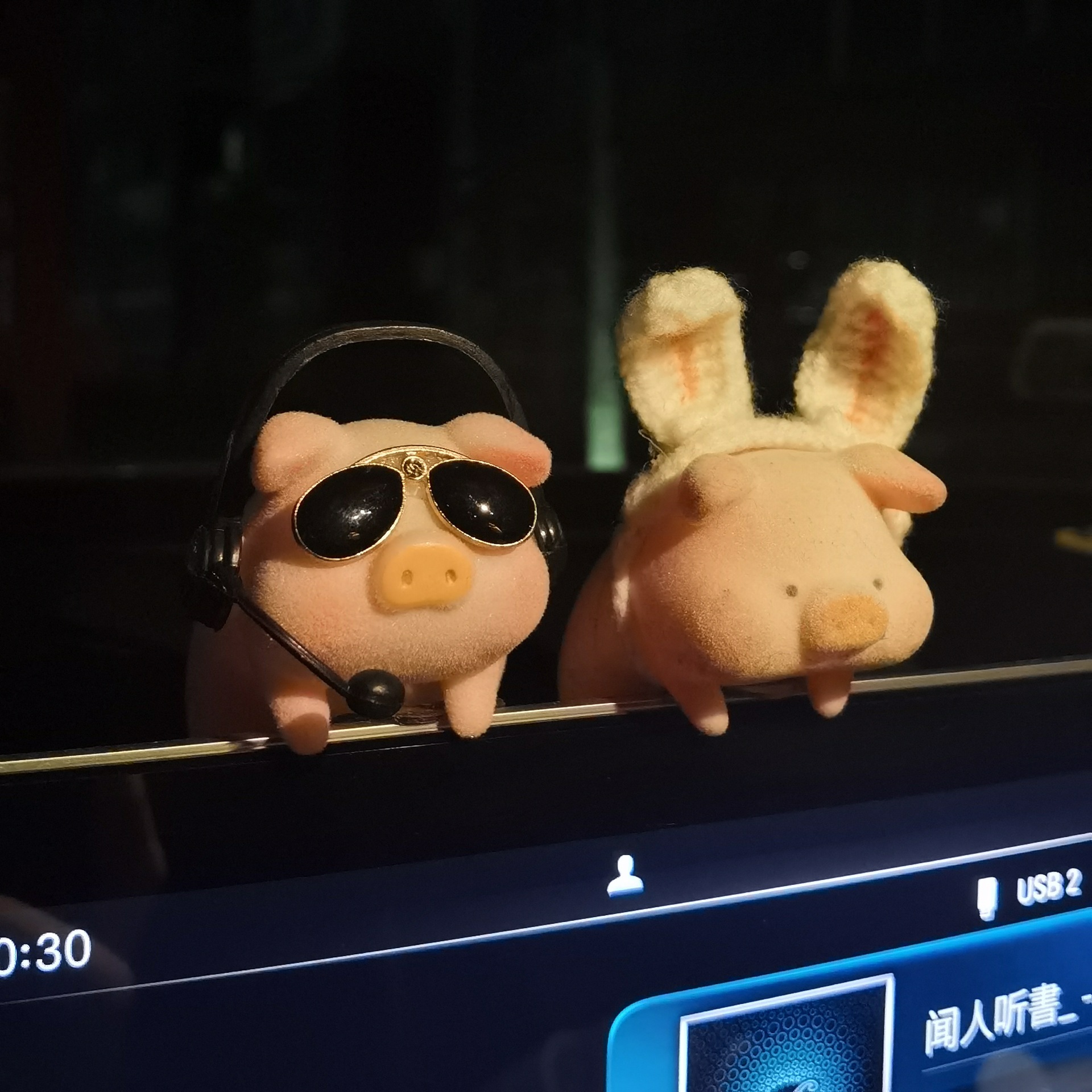 Small Pig In-car Screen Ornament Swing in car Desk Car Accessories Car Accessories Car Accessories Female Division Locomotive Adornment