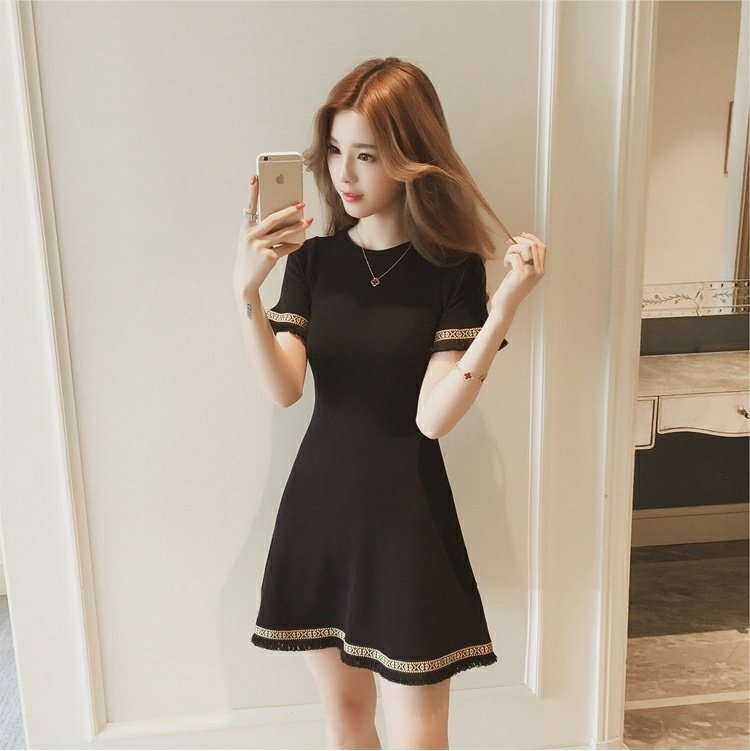 Mùa hè 2018 phiên bản mới của Hàn Quốc có khí chất mỏng manh Hepburn váy đen nhỏ sang trọng trái tim thêu máy Slim một chiếc váy chữ váy đầm xòe
