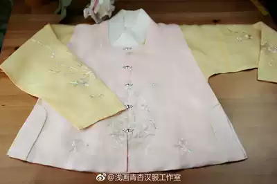 (Xianghan did not catch the wind)Silk hand-embroidered cross-collar short coat square collar than armor Hanfu spot light painting green apricot