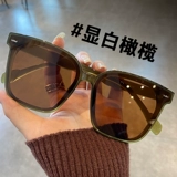 Показать белые оливковые зеленые солнцезащитные очки с большим оливковым рамкой женский высококачественный смысл 2024 Новый чай