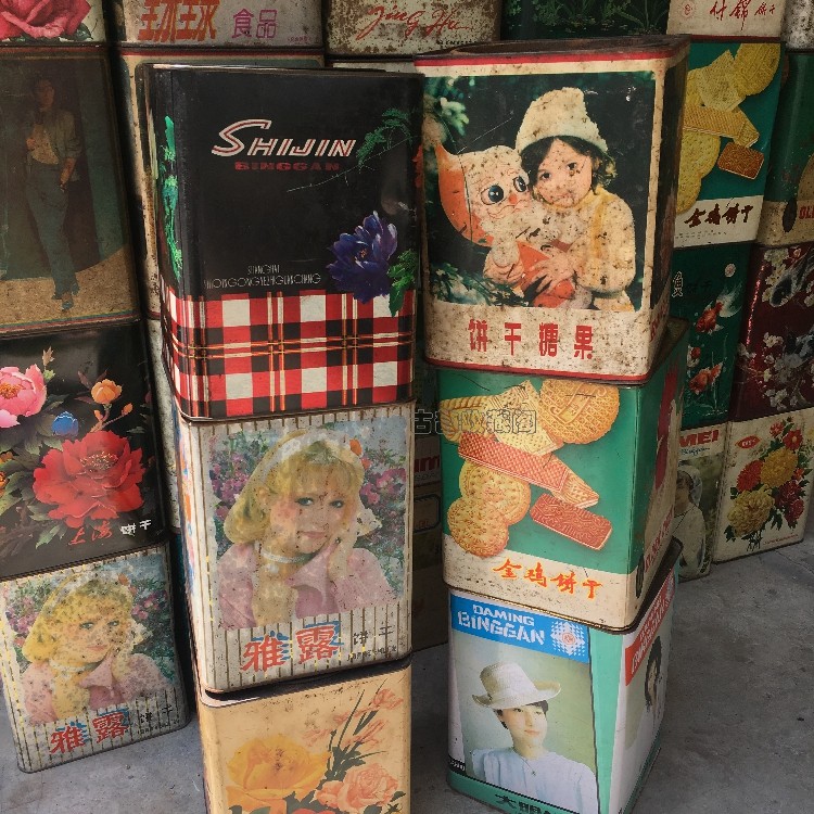 Old old biscuit barrel Old Shanghai retro nostalgic old tin cans Decorative Antique Collection 708090 Years Old Objects