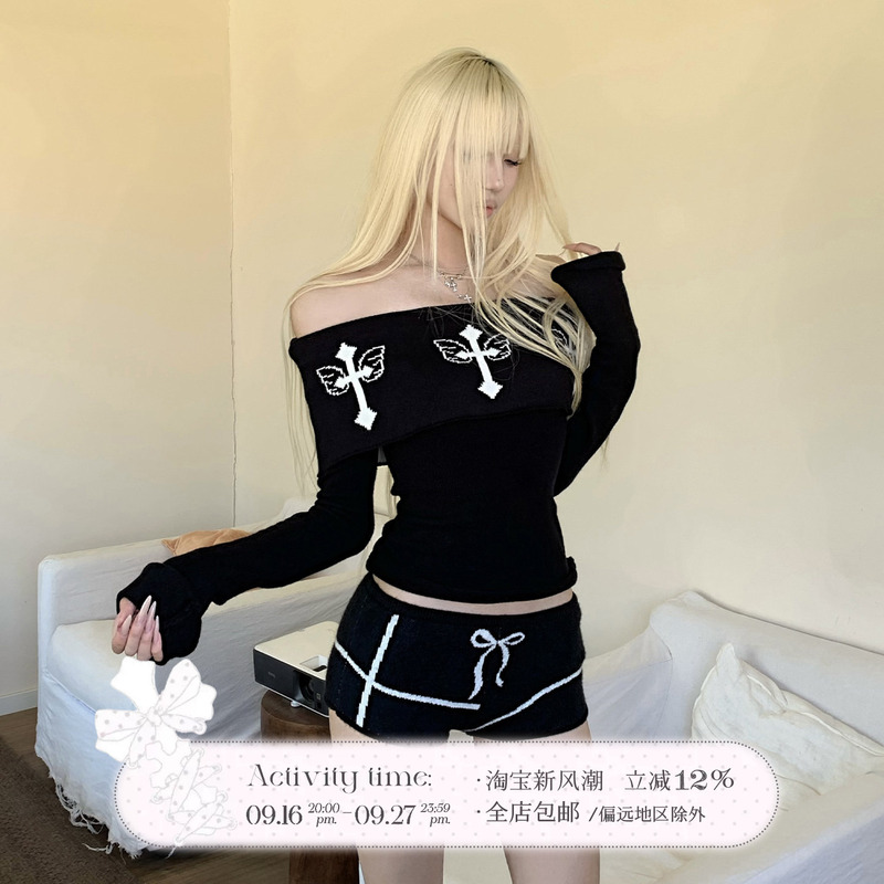 Rase Le Sol'Cross Wings' Jacquard Black Off-Shoulder Sweater and Knitted Shorts Two-Piece Set