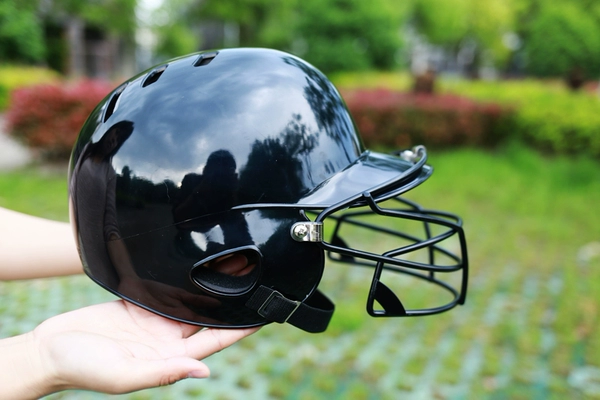 Vận chuyển mũ bảo hộ bóng chày từ Mỹ về Việt Nam – Giải pháp logistics an toàn cho hàng thể thao chuyên dụng