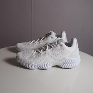 Basketball shoes that are more suitable for indoors can be painted and diyed