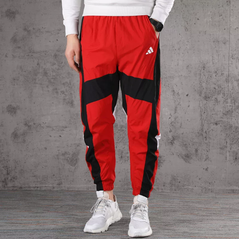 Красные весенние брюки Adidas, 2021 год, тренд сезона