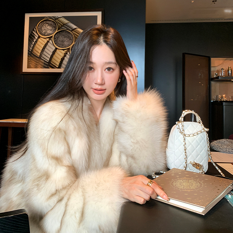 Jiajia Fur's "Sunshine Island" Finnish Imported Young Style Fox Fur Coat for Women, Winter Short Style for Women