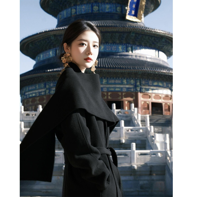 カシミヤとウール素材のデザインにスカーフをあしらった、高級感あふれるダブルフェイスのウールコート、裕福な令嬢のための黒の冬用コート