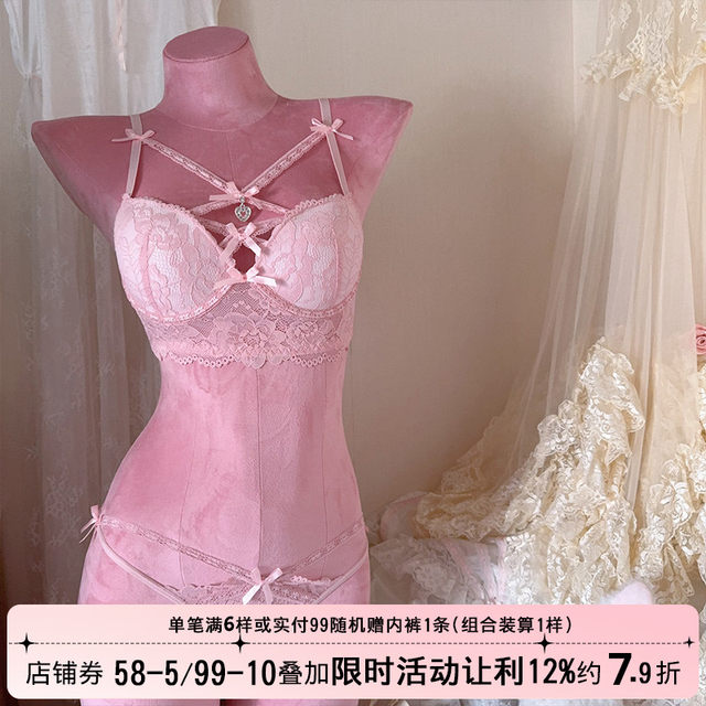 Wearing pendant, sexy pink lace underwear, gathering pure desire