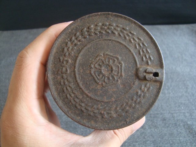 E0090 Republic of China round old tin box with beautiful pulp