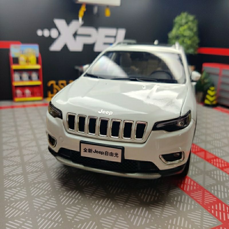 Gac Jeep Free Light Original Car Model 1:18 Alloy Material Full Door Collection Display Model Gift
