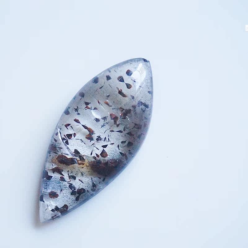 (Lin Instrumental) Natural white crystal wrap needle iron ore small crowdsourced mineral specimen personality design gift