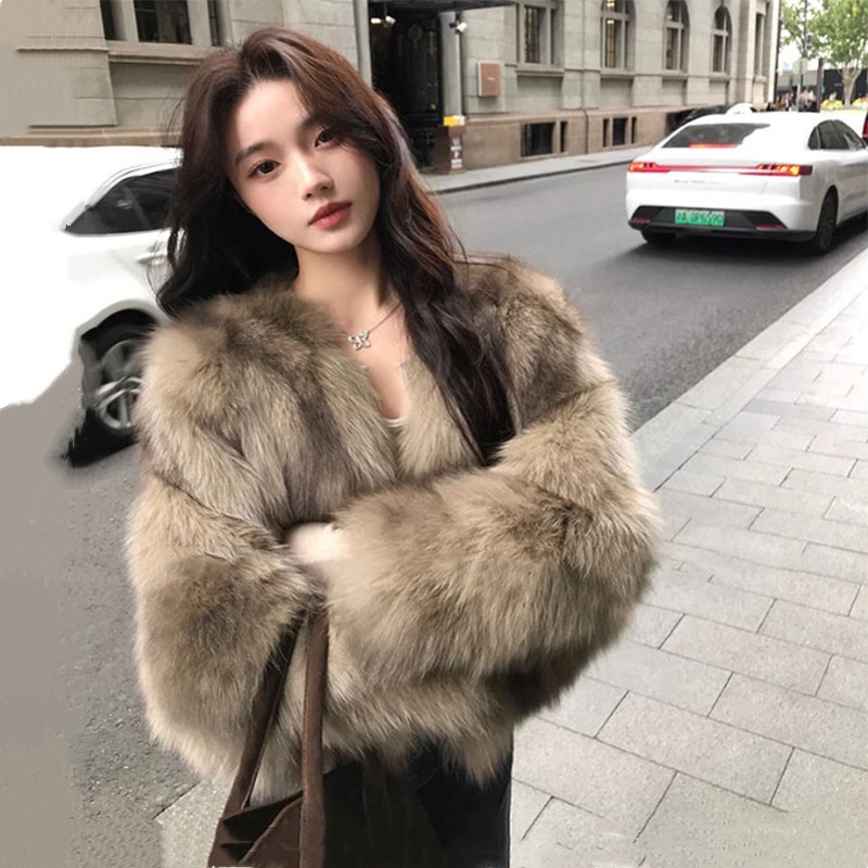 Haining Eco-Friendly Fox Fur Women's 2025 New Fashion Short Korean Style Fur Coat Thickened Overcoat Haining Eco-Friendly Fox Fur Women's 2025 New Fashion Short Korean Style Fur Coat Thickened Overcoat