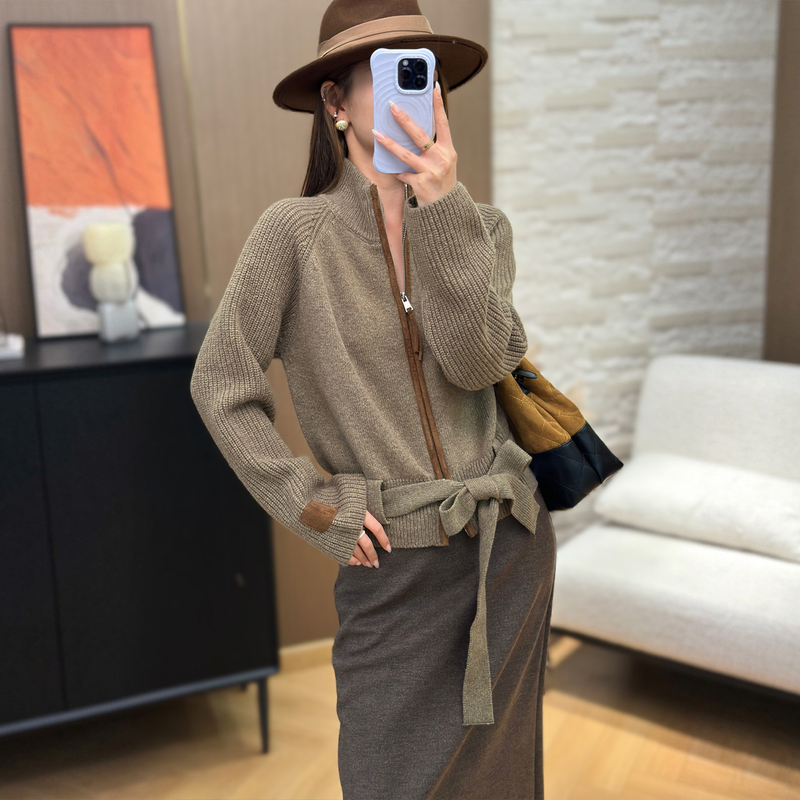Mai Xu26 Autumn/Winter 100% Merino Wool Half-Turtleneck Zipper Knit Cardigan with Tie Waist Sweater Jacket 1966 Mai Xu26 Autumn/Winter 100% Merino Wool Half-Turtleneck Zipper Knit Cardigan with Tie Waist Sweater Jacket 1966